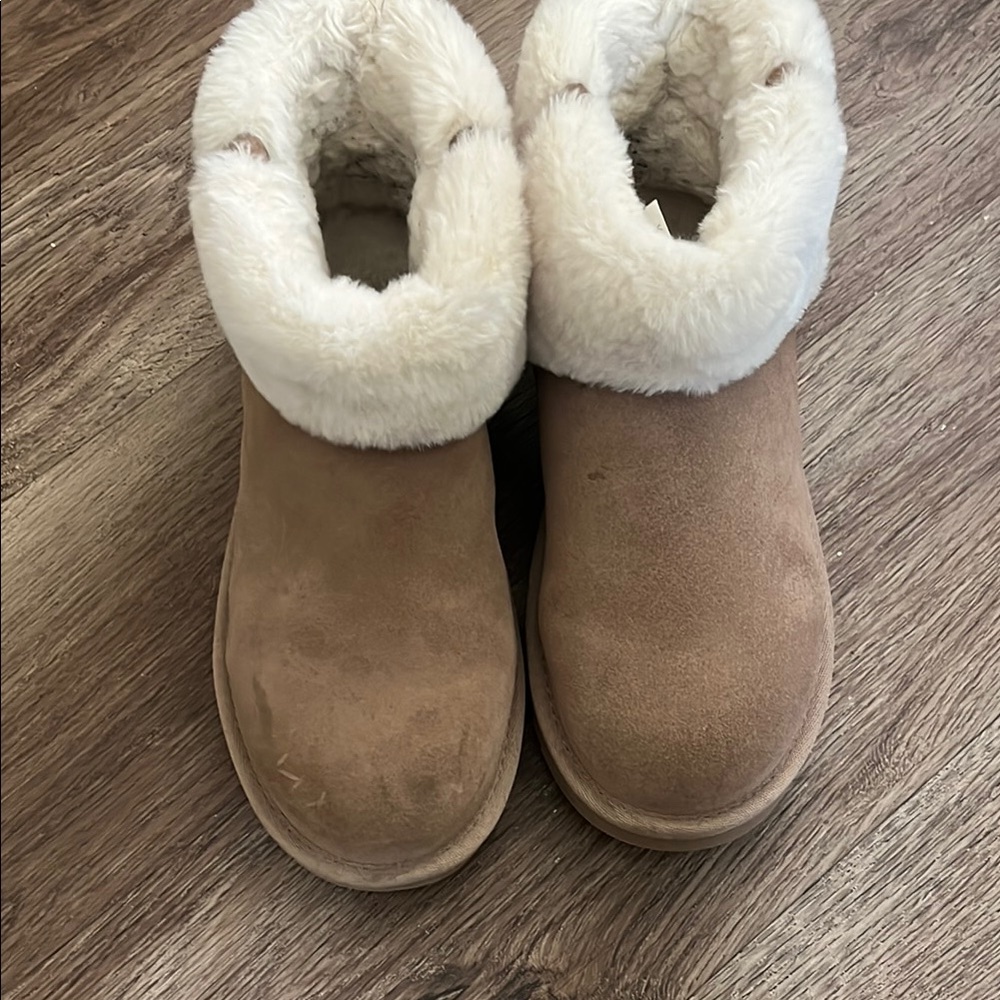 Koolaburra Tan and White Suede Slippers with Plush Lining